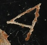 A close-up of an instance of allograph Α type1.1 inscribed on object ISic020371