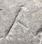 A close-up of an instance of allograph Α type1.2 inscribed on object ISic001151