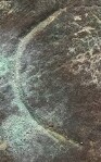 A close-up of an instance of allograph Γ type1 inscribed on object ISic030002