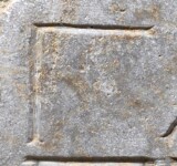 A close-up of an instance of allograph Γ type2.2 inscribed on object ISic001155