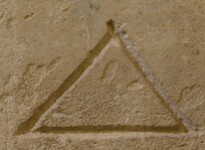 A close-up of an instance of allograph Δ type2 inscribed on object ISic003365