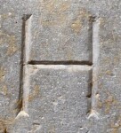 A close-up of an instance of allograph Η type1 inscribed on object ISic001155