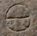 A close-up of an instance of allograph Θ type1.1 inscribed on object ISic001150