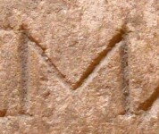 A close-up of an instance of allograph Μ type3 inscribed on object ISic001477