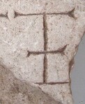A close-up of an instance of allograph Ξ type2.1 inscribed on object ISic000636