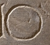 A close-up of an instance of allograph Ο type1 inscribed on object ISic003351