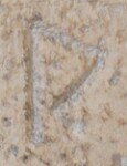 A close-up of an instance of allograph Ρ type1.6 inscribed on object ISic001430