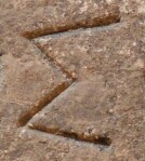 A close-up of an instance of allograph Σ type3.1 inscribed on object ISic001060