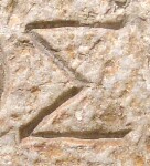 A close-up of an instance of allograph Σ type3 inscribed on object ISic001106