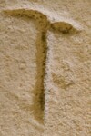 A close-up of an instance of allograph Τ type1 inscribed on object ISic003375