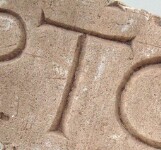 A close-up of an instance of allograph Τ type2.1 inscribed on object ISic000636