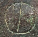 A close-up of an instance of allograph Φ type1 inscribed on object ISic030002