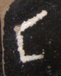 A close-up of an instance of allograph ϝ type1 inscribed on object ISic020300