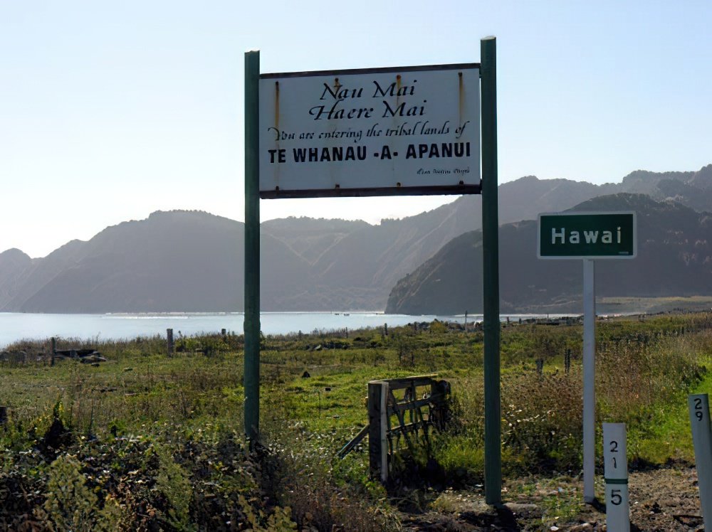 Te Whanau a Apanui sign, Hawai by Te Ara, 2007- edited